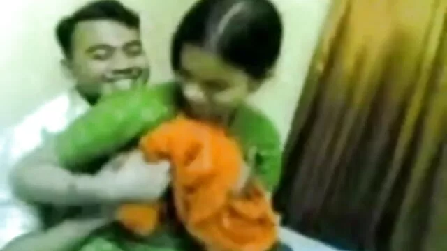 प्यारी वैनेसा मुर्गा की सवारी करती है जब सेक्सी हिंदी मूवी में तक वह उसके बट पर क्रीम नहीं लगाती