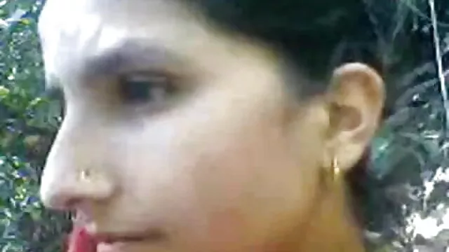 बिस्तर पर पोज देती हुई पतली साउथ में मूवी सेक्सी किशोरी