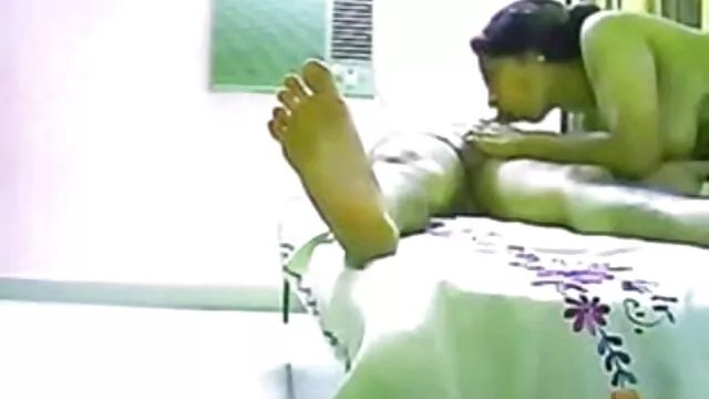 कैम पर अधोवस्त्र स्ट्रिप्स और खिलौने फुल मूवी वीडियो में सेक्सी में सेक्सी श्यामला