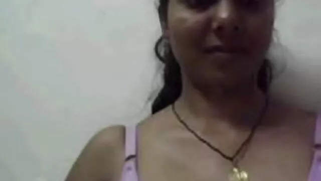 छोटी महिला के साथ हिंदी सेक्सी मूवी वीडियो में आउटडोर युगल