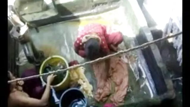 धोखा देने वाली पत्नी दो लोगों हॉट सेक्सी मूवी वीडियो में के साथ संबंध बनाती है