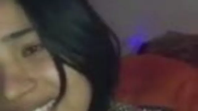 पैसे के लिए खींची हुई आकर्षक चूसने वाली बाथरूम में सेक्सी मूवी डिक