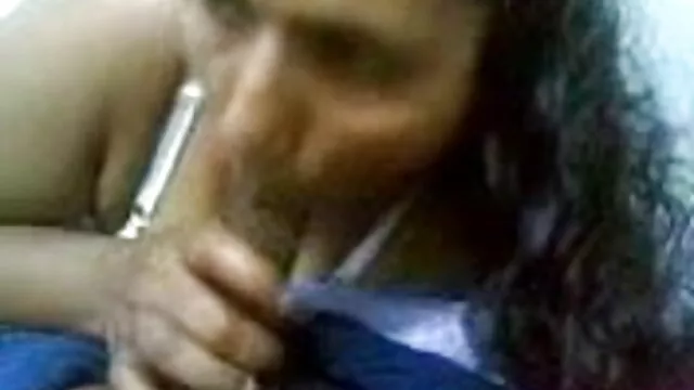 वह उसके सेक्सी पैरों हिंदी में फुल सेक्सी मूवी को सहलाता है