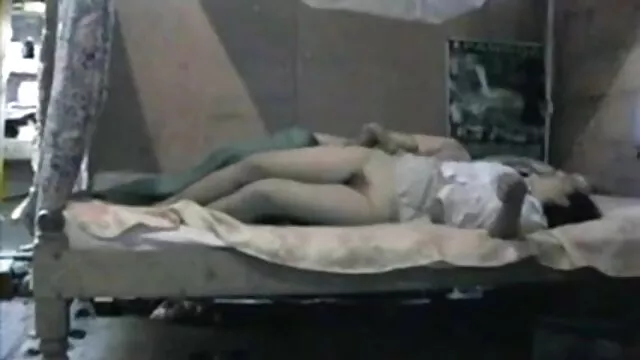 परिपक्व, छोटे स्तन बालों वाली बिल्ली हिंदी में सेक्सी मूवी फिल्म के साथ खेलते हैं