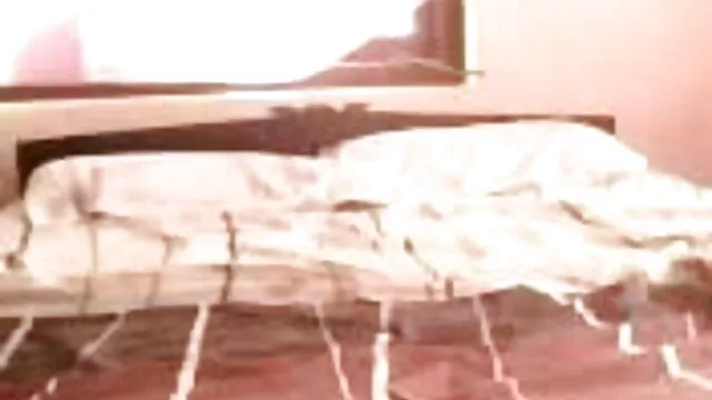 एलेक्सिस एडम्स हिंदी सेक्सी मूवी वीडियो में एक विशाल मुर्गा की सवारी करता है