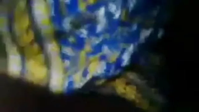 विशाल खिलौनों के साथ दोनों छेदों को सेक्स की मूवी हिंदी में मिलाता है