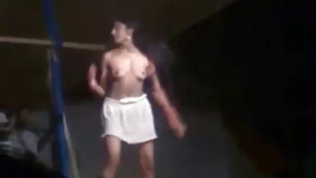 ग्लोरीहोल सेक्सी फिल्म मूवी में यूरो उसके बॉक्स हस्तमैथुन करता है