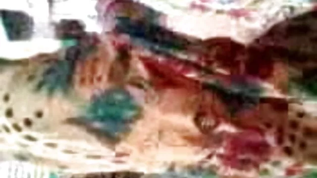 हॉट किशोर समुद्र तट से अपने सेक्सी गुजराती में सेक्सी मूवी शरीर दिखाते हैं