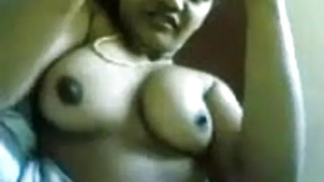 लचीली औरत पंजाबी में सेक्सी मूवी उसके छेदों को मसलती है
