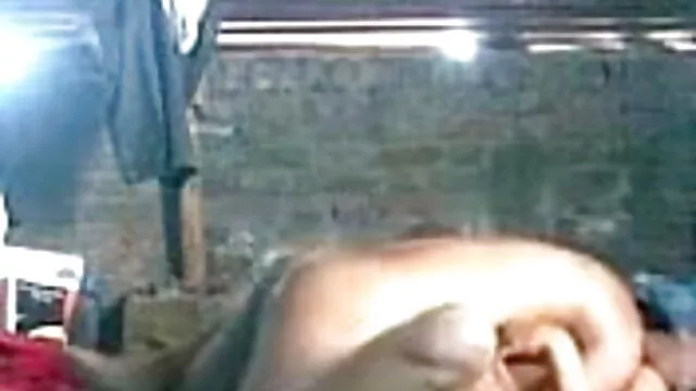गोरी टहनियों से पीटा सेक्सी हिंदी मूवी में