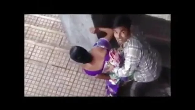 सेक्सी पोशाक में स्लिम गोरा रसोई में हिंदी में सेक्सी मूवी वीडियो में टैटू स्टड